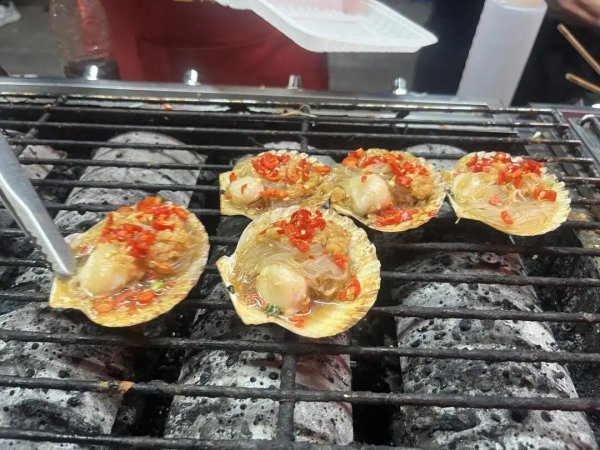 股票配资平台注册 “夜市顶流”竟是4分钱的壳配3毛钱的肉？网友：天塌了
